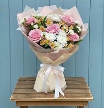 Букет цветов из:  Гвоздики, Орхидеи и Розы в Енисейске