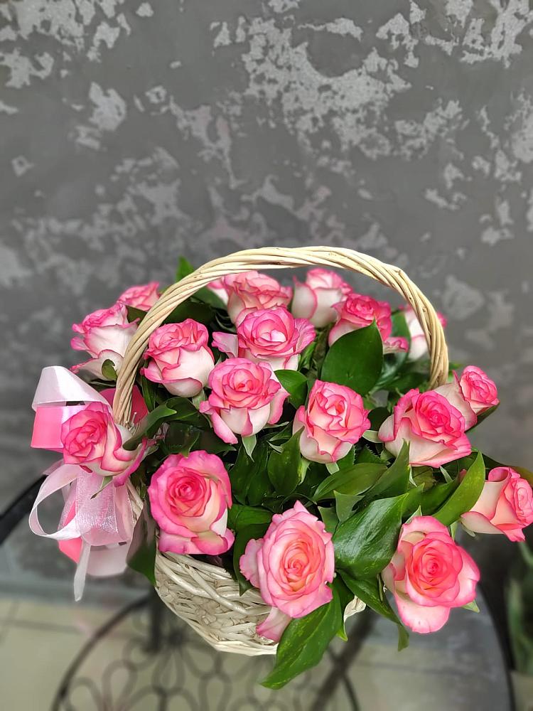 Цветочная композиция из Розы в корзине в Енисейске