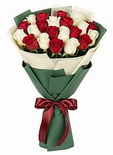Букет Микс из красных и белых роз в Енисейске