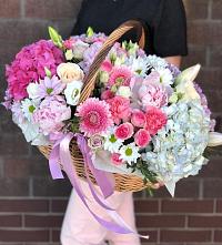 Композиция солнечный день в Енисейске Цветочная композиция из Розы, Хризантемы, Пионы и Лизиантусы в корзине в Енисейске