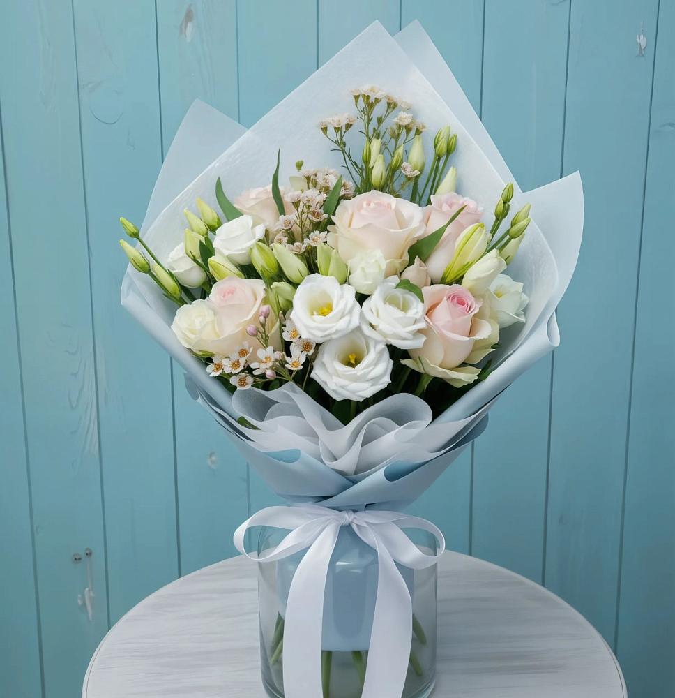 Букет цветов из: Розы и Лизиантусы в Енисейске