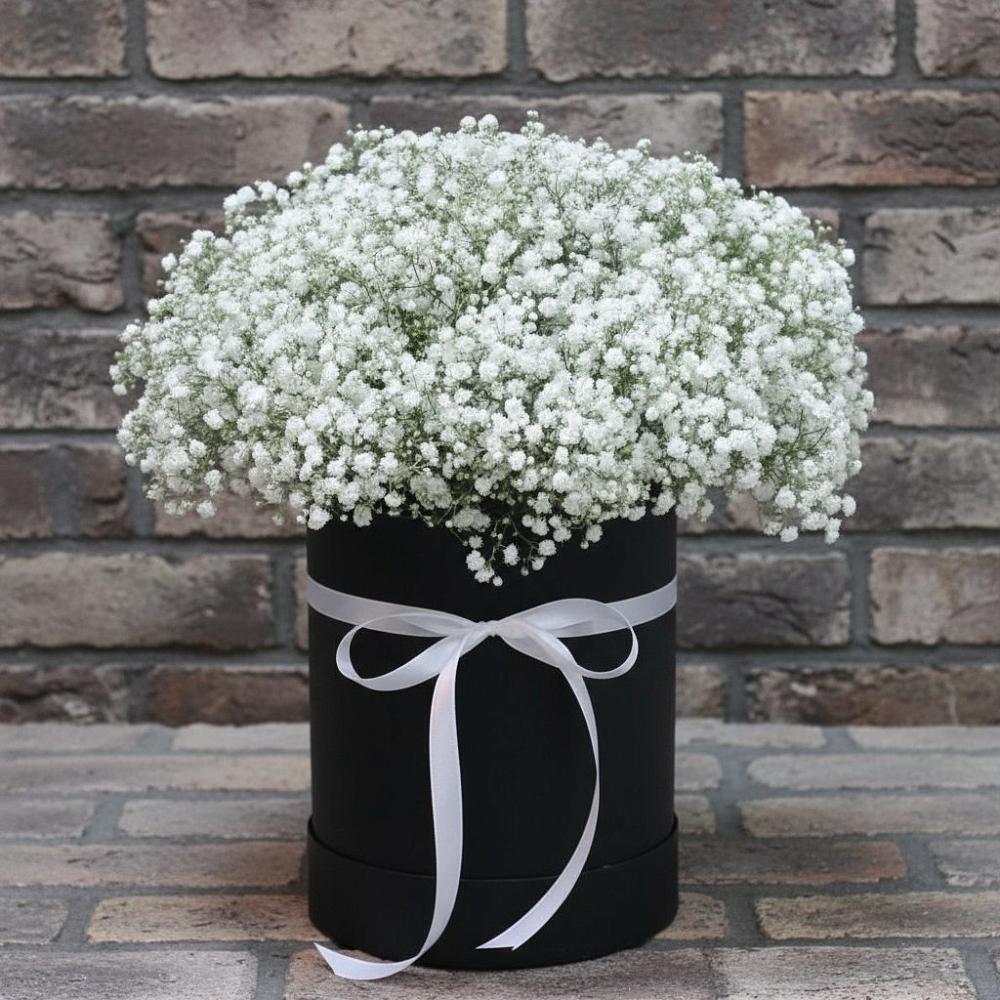 Цветочная композиция из Гипсофила в шляпной коробке в Енисейске