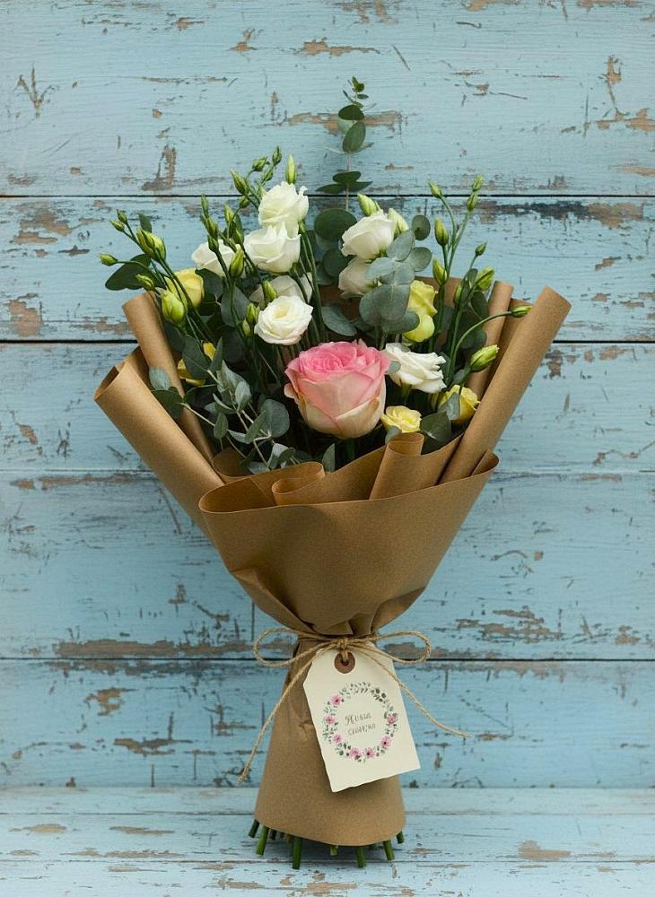 Букет цветов из: Розы и Лизиантусы в Енисейске