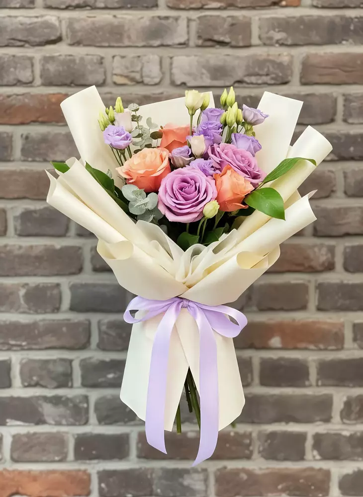 Букет цветов из: Лизиантусы и Розы в Енисейске