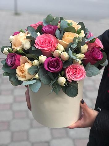 Цветочная композиция из Розы в шляпной коробке в Енисейске