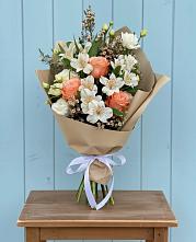 Букет цветов из:  Альстромерии, Лизиантусы, Розы и Хризантемы в Енисейске