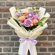 Букет цветов из:  Лизиантусы и Розы в Енисейске