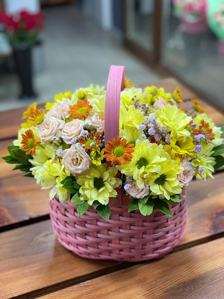 Цветочная композиция из Хризантемы и Розы в корзине в Енисейске