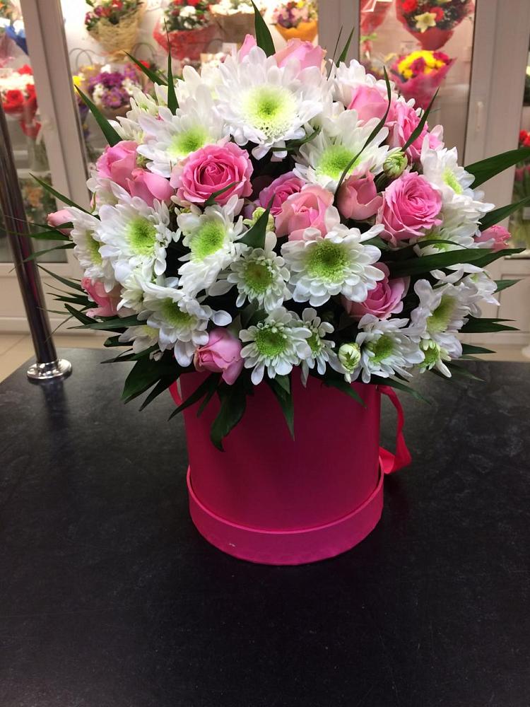 Цветочная композиция из Розы и Хризантемы в шляпной коробке в Енисейске