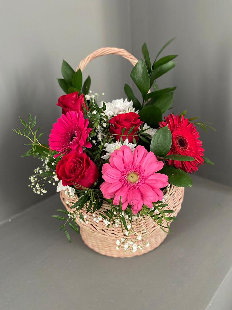 Цветочная композиция из Розы, Хризантемы и Герберы в корзине в Енисейске