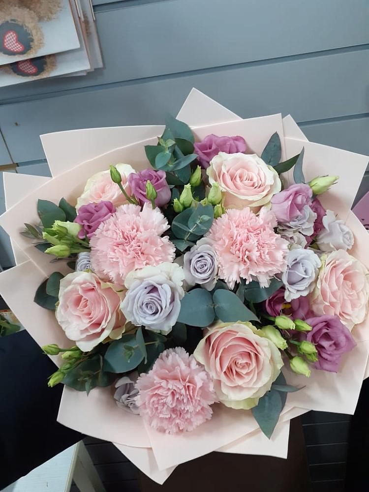 Букет цветов из: Розы, Гвоздики и Лизиантусы в Енисейске