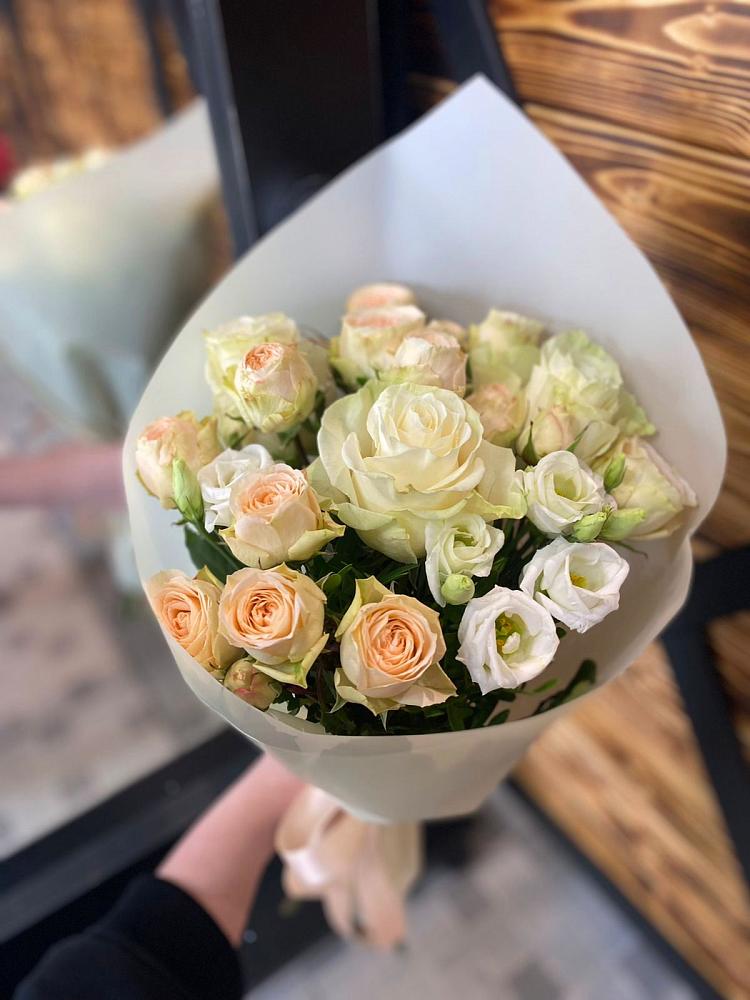 Букет цветов из: Розы и Лизиантусы в Енисейске