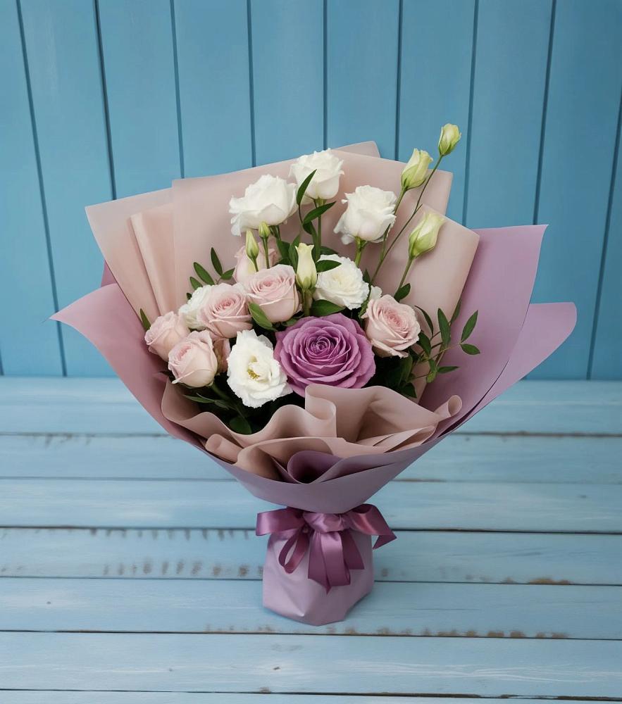 Букет цветов из: Розы и Лизиантусы в Енисейске